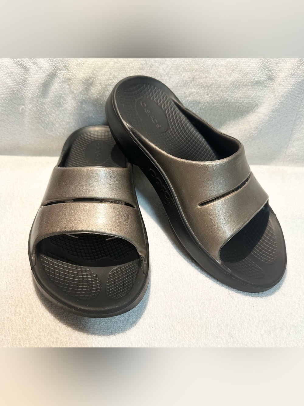 OOFOS OOahh luxe recovery slide sandals metallic bronze toned size 7 women